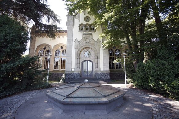 Das 1875 erbaute Wasserwerk und das benachbarte Pumpenhaus von 1892 wurden in den 1980er- und 90er-Jahren vom Deutschen Bundestag genutzt, heute werden hier Kongresse, Tagungen, Empfänge oder Konzerte veranstaltet. Sie gehören demnächst zum UN Campus.