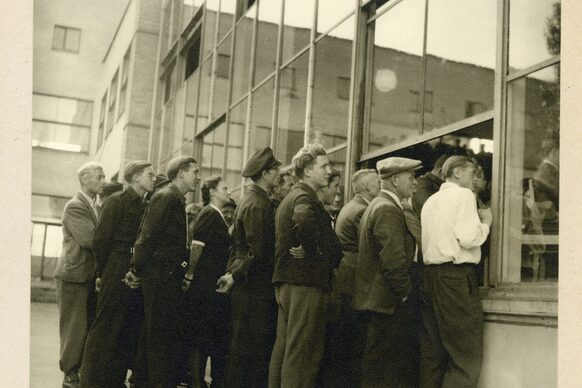 Zuschauer vor den Fenstern der Pädagogischen Hochschule