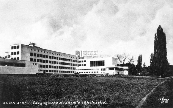 Blick von Nordosten auf die zum Rhein gelegene Seite der Pädagogischen Akademie, 1932/33