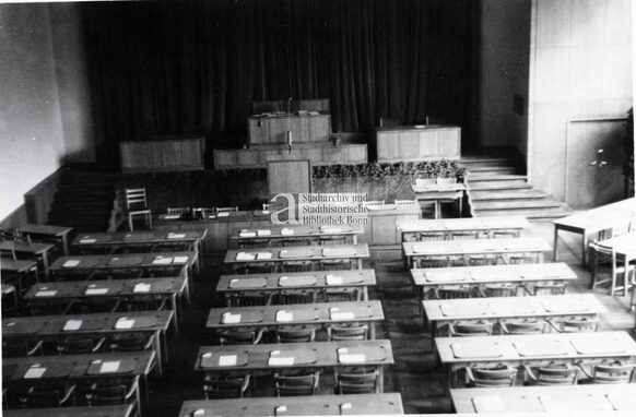 Blick von oben in die Aula der Pädagogischen Akademie, in der die Beratungen des Parlamentarischen Rates stattfanden, 1948/49