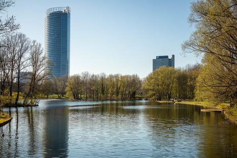 Jezioro w Rheinaue. Wieża pocztowa i wieża ONZ w tle