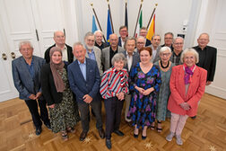 Oberbürgermeisterin Katja Dörner und Bonner Stadtälteste stehen im Gobelinsaal des Alten Rathauses.